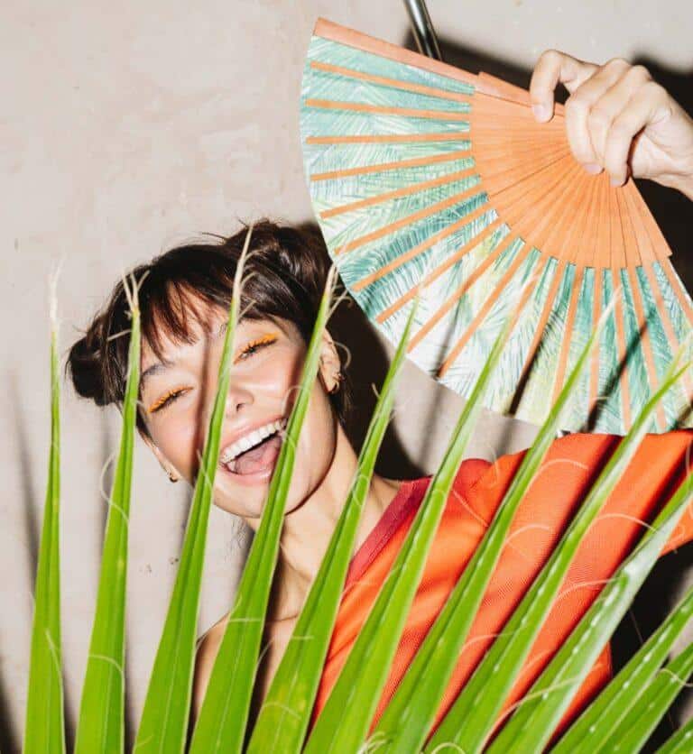 Tauchen Sie ein in die leuchtenden Grüntöne von Island Foliage und lassen Sie sich in eine ruhige Oase entführen, während eine sanfte Inselbrise mit jeder Bewegung des Handgelenks durch die Blätter weht.